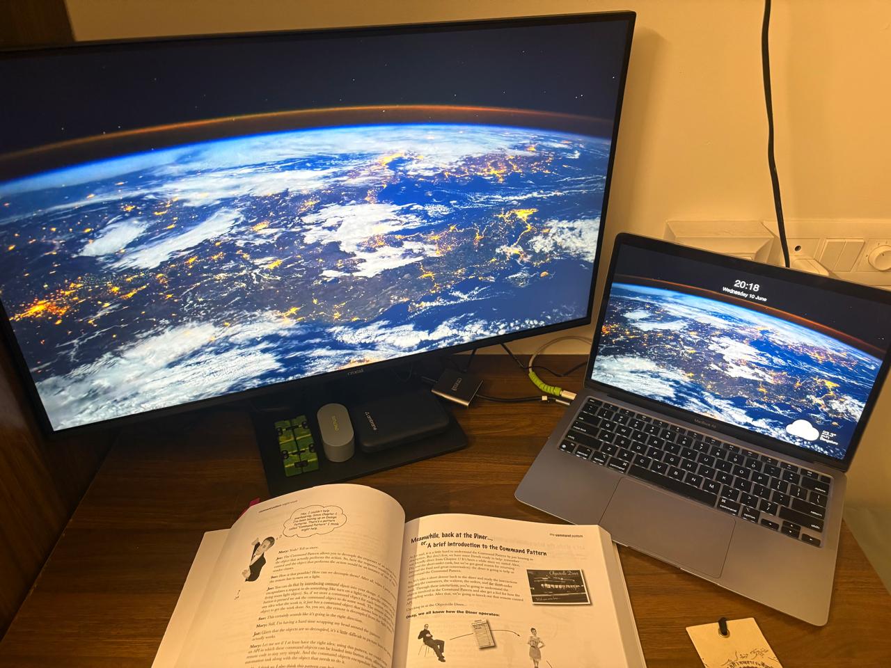 The desk, and the book of the moment: Head First Design Patterns.